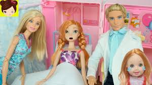 Barbie es coqueta y exigente, pero seguro que sabrás vestirla barbie es una muñeca con mucho estilo y a la que le encanta la moda, por eso en nuestros juegos de vestir. Va Al Hospital Con Doctora Barbie Y Ken B Juguetes De Titi B Youtube Barbie Salon De Belleza Salon De Belleza Barbie