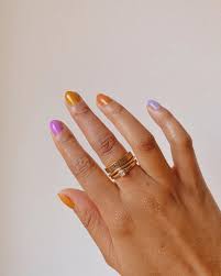 Se inspire com nossas imagens de unhas coloridas e se quiser ir mais além e decorar suas unhas você mesma então confira nossos passo a passo bem simples. Unhas Coloridas 6 Inspiracoes Para Fazer A Nail Art Mais Facil De Todas Revista Marie Claire Beleza