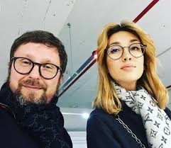 View the daily youtube analytics of анатолий шарий and track progress charts, view future predictions, related channels, and track realtime live sub counts. Anatolij Sharij Yutub Biografiya Tvitter Foto Vk Fejsbuk Blogger