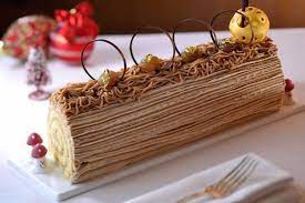 La coutume de faire brûler, lors du repas du réveillon, une bûche en bois d'arbres fruitiers ou bien de bois francs, existe depuis plusieurs siècles. Decoration Buche De Noel Un Dessert Authentique