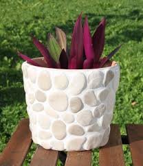 Innen wie außen sorgen die übertöpfe für das passende klima, was das pflanzenwachstum betrifft. Dieser Wunderschone Blumenubertopf Ist Aus Terrakotta Und Mit Steinen Verschonert Innen Ist Der Topf Lasiert Ein Blickfang Auf Pflanzgefasse Topfern Pflanzen