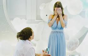 Na imagem, é possível ver os no punho de maria lina a reprodução dos pezinhos do menino, além do nome dele. Gravida Maria Lina Deggan E Pedida Em Casamento Por Whindersson Nunes Em Cha Revelacao F5 Noticia