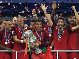 Con un cristiano ronaldo en gran forma, el conjunto luso mostró su rostro más ofensivo de toda la eurocopa venciendo a la garra de los galeses, que jamás se mostraron en condiciones de remontar. Francia Vs Portugal Portugueses Ganaron 1 0 A Franceses Y Son Campeones De La Eurocopa 2016 Video Internacional Futbol Peru Com