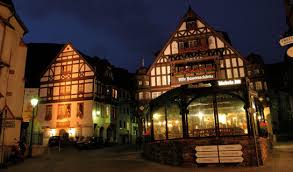 Hotel altes haus erbjuder 30 gästrum med värdeförvaringsskåp och hårtork. Am Fusse Der Rheingauer Weinberge