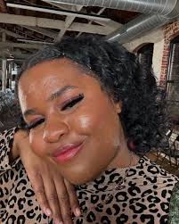 💚 Hey Friends ! How is life treating you ? I hope your the thick friend  that gives good hugs 💚 Ps Khemie Medina