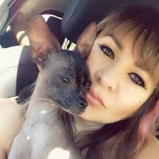 A beautiful flower for our beautiful Queen. The Queen of Mexico. Long live  my little brown baby! Long live the Queen of all Mexicans!🙏🙏🙏🌹🌹🌹