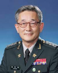 가슴의 훈장과 약장들로 보이듯, 훌륭하고 모범적인 군인상을 갖추고 있다 높은 인망과 능력,덕목은 부하들의 존경을 사기에 충분했고. ë§ˆì§€ë§‰ ë‚¨ì€ ë°•ì§€ë§Œ ë™ê¸° ìœ¡ì‚¬ 37ê¸° ì •ìš°ì˜ ëŒ€ë ¹ ì´ë‹¬ë§ ì „ì—­ ì—°í•©ë‰´ìŠ¤