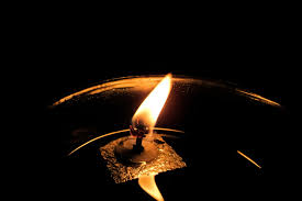 Espacio minimalista luminoso con silla y ventana abierta, sensación de calma y silencio