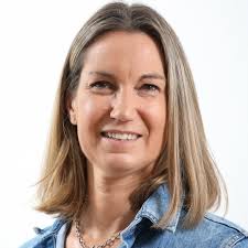 Cover girl de la semaine, parfaite incarnation de l'idée d'être « Bien dans  son âge », Estelle Lefébure nous parle de son premier amoureux, de sa  passion pour Claude François et Mike