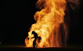 Le poulet cracheur de feu ( angl. Lune Rouge Manipulation Et Cracheur De Feu Par Compagnie Belizama