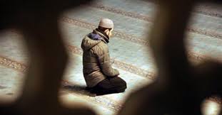 صدى البلد من فاتته صلاة الظهر وأذن عليه العصر هل يصلي القضاء أولا أم الحاضر