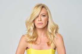 Στο μπαλί, με μαγιό και μαλλί τοστιέρα η ζέτα μακρυπούλια θυμήθηκε τα παλιά! H Zeta Makrypoylia Soy Deixnei Pws Na Anaba8miseis Thn Kotsida Soy Me Mia Kinhsh