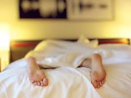 Doch wenn im schlafzimmer über 26 grad herrschen, ist an schlaf nicht zu denken. Schlafen Bei Hitze Funf Tipps Fur Erholsamen Schlaf Im Hochsommer Service