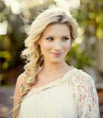 Tresse Decoree De Petites Fleurs Coiffure Mariee Coiffure Mariee Boheme Coiffure Mariage