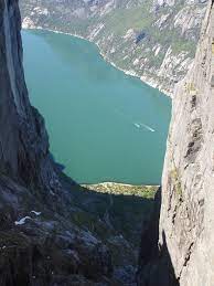 Unweit des kjerag liegt florli am lysefjord, an dem die weltweit längste hölzerne treppe gebaut wurde, nicht aus touristischen motiven, sondern zwecks wartung und überwachung der dicken. Kjerag Wikipedia
