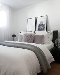 shades of grey in diesem wunderschonen schlafzimmer sorgen accessoires im zeitlosen grau wie die langha schlafzimmer bett schlafzimmer einrichten bett kissen