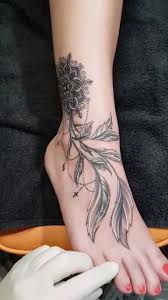 Zadní prostor je často využíván co nejefektivněji, zde vytvářejí celé grafy, velké obrazy, vojenské bitvy a tak dále. Booger Tattoo Startseite Facebook