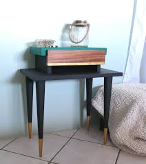 Cette table de chevet se règle à la hauteur de votre lit et s'adapte facilement à vos besoins de rangement. Diy Relooking De Ma Table De Chevet Vintage Stacey Stachetti