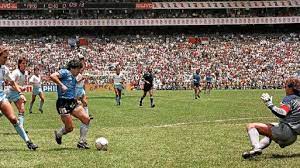 El arreglo con konami incluyó la recreación del gol del siglo, aquel que diego convirtió ante inglaterra, en méxico 86 y que fue votado como el mejor de de hecho, con un relato que acompaña, se observa como maradona elude a los seis jugadores ingleses que pasó en la realidad (hoddle, reid, sansom. Za Opcecr4xcim
