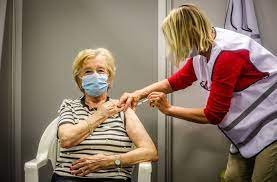 Het vaccinatiecentrum ligt in de stad en is vlot bereikbaar. Vaccinatiecentrum In Brugge Draait Op Volle Toeren Nieuwe Reservelijst Vanaf 18 Jaar Brugge Hln Be