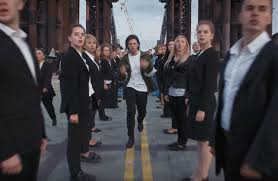 The song has peaked at number 9 on the french singles chart. Orelsan La Video Basique Avec Bls Aux Commandes Helicomicro Com