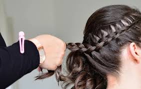 Stilul bubble ponytail a facut valva pe podiumurile. Coafuri De Nunta In Functie De Rol Dupa Lungimea Parului
