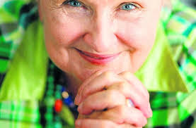 Podróż to chwilowe wykorzenienie z codzienności, narażenie ciała i ducha na  multum nowych wrażeń i doznań, zarzewie Zmiany. Dla humanistów również  specyficzny stan wyostrzonej zmysłowej percepcji na najdrobniejsze różnice:  w krajobrazie, we