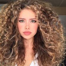 Kivircik Sac Modelleri 2019 2020 Kisa Orta Ve Uzun Trendler Ve Moda In 2020 Curly Hair Styles Curly Hair Styles Naturally Long Hair Styles
