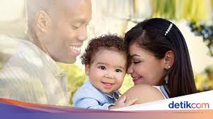 Berkat Fotografer, Pria Ini 'Hidup' Kembali di Foto Bersama Istri dan  Anaknya