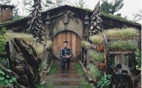 Oiya, bila menginap di paraland resort, kalian tidak perlu lagi untuk membeli tiket masuknya, enak kan. Farmhouse Rumah Hobbit Jadi Wisata Favorit Baru Di Bandung Merahputih
