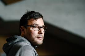 Er singt über Gott und einen verlorenen Koffer