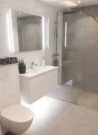 Kaca kamar mandi bisa digunakan pada kamar mandi dengan shower, bathtub, ataupun bak mandi. Kelebihan Dan Kekurangan Kaca Kamar Mandi Solusiruma Com