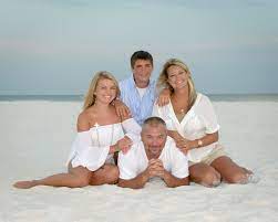 I Love This Pose Such A Nice Family Portrait Beachportrait Familyportraits Family Beach Pictures Family Beach Pictures Poses Family Portrait Poses
