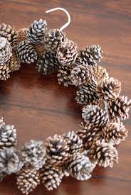 Quelques Idees De Diy Deco De Noel Pour Peaufiner Vos Preparatifs Avant Le Grand Repas Du Reveillon En Occupant Les Enf Diy Deco Noel Deco Noel Couronne Noel
