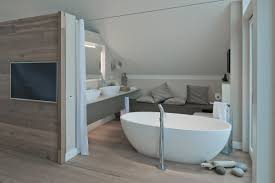 Offenes Badezimmer Mit Freistehender Badewanne Inneneinrichtung Designhaus Mommsen Von Baufritz Hausbaudirekt Badezimmer Dachschrage Haus Ostsee Ferienhaus