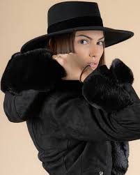 La veste imitation fourrure blakläder est très fonctionnelle grâce à ses nombreuses poches. Veste Fausse Fourrure Femme Noire Tpgk