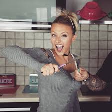 Nouvelle Video En Ligne Mais Qui Vient Me Rejoindre En Cuisine Dans Cette Nouvelle Rubrique Bon Ok Le Bras Atelier De Roxane Roxane Et Louane Roxane