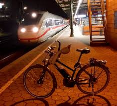 St Pedali Feiner Zug Der Bahn Endlich Reist Das Fahrrad Im Ice Mit