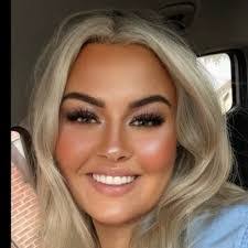 Jackie Alger's Instagram, Twitter & Facebook