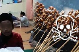 Namun, pihak penerima keluarga t mengaku tak mengenal pengirim paket, maka paket berisi sate itu ditolak. 2o2 Xtpvvkyjqm