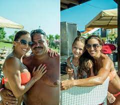 A fiatal lány egy sortban és egy csipkés melltartóban ünnepelt testvére nagy napján. Fotok O Rubint Reka Gyonyoru Unokahuga A 17 Eves Rellat Bikiniben Is Megnezheted Hazai Sztar Femina