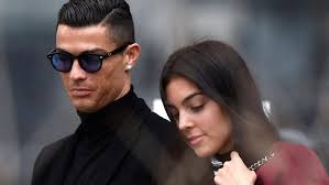 Cristiano ronaldo mit seinen neugeborenen zwillingen. Todesfall In Cristiano Ronaldos Familie Serie A Sportnews Bz