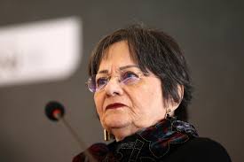 Contra nuvem de gafanhotos no Brasil, governo libera mais usos para  agrotóxicos