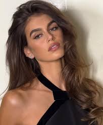 I'm calling it: 2025 will be the year of the side fringe." -->  https://britishvogue.visitlink.me/cJsKMN Instagram @KaiaGerber