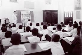 Wewenang tertinggi berada di tangan pemerintah pusat. Mengiris Hati Ini 6 Ciri Umum Pendidikan Masa Kolonial Belanda
