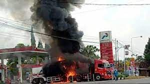 Juegos online para pc pocos requisitos 2018 : Duarrr Sopir Terpental Dan Terbakar Saat Truk Tangki Bbm Meledak Di Spbu Wirosari Grobogan Tribun Jateng