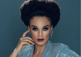 Dj zinhle, kariyerine 2004 yılı civarında başladı. In South Africa See New Pearl Thusi S Photo Confused To Be Dj Zinhle Naijahotstars