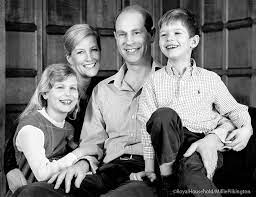 Ele era tataraneto da no dia 9 de janeiro, a rainha elizabeth e o príncipe philip receberam a primeira dose da vacina contra o. Principe Eduardo Divulga Fotografia De Familia Movenoticias
