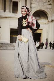 Dian pelangi is a name that echoes far and wide, often associated with bold designs and bright colors in the world of modest fashion. Look Of The Day Dian Pelangi At Paris Fashion Week S S 2014 Busana Islami Model Pakaian Muslim Model Pakaian Hijab