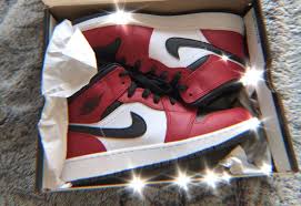 Jordan 1 Mid Chicago Black Toe Gs In 2020 Jordan Shoes Girls Nike Fashion Shoes Air Jordans Retro